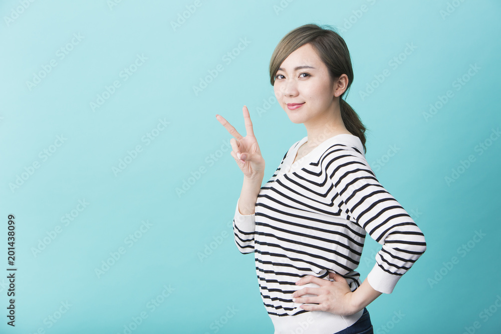 指を立てる若い女性 指を立てる若い女性