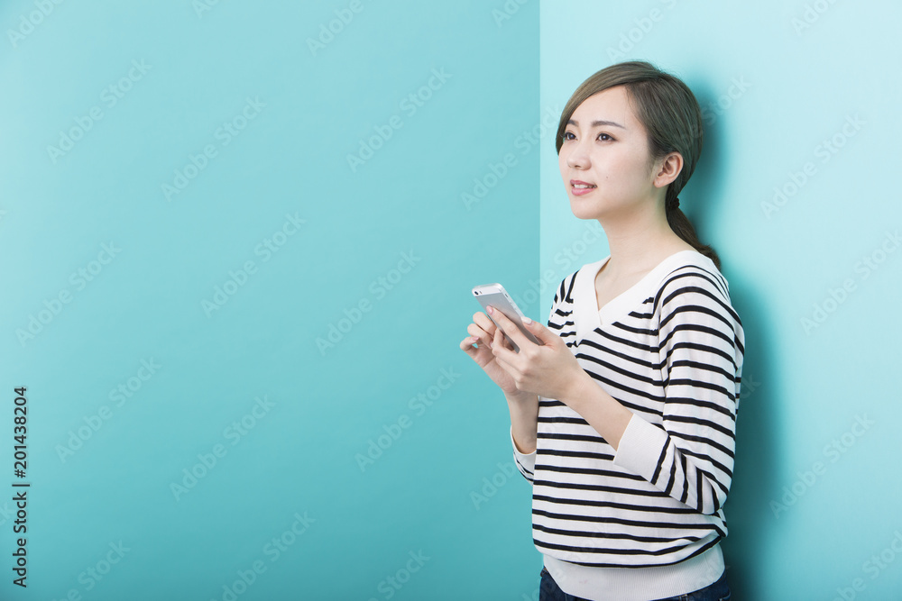 スマートフォンを操作する若い女性 スマートフォンを操作する若い女性