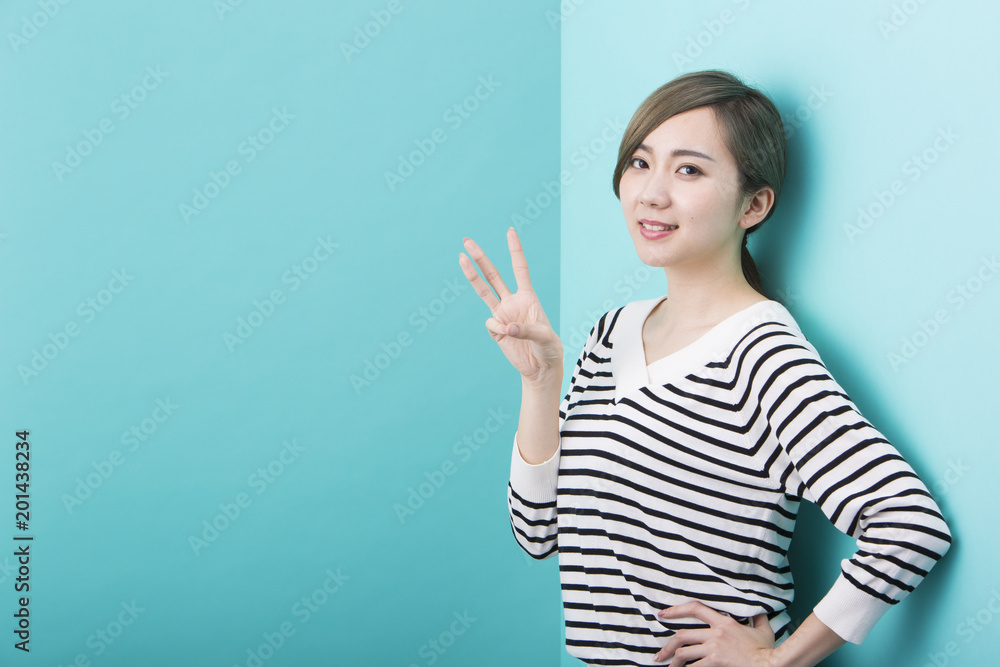 Fototapeta premium 指を立てる若い女性