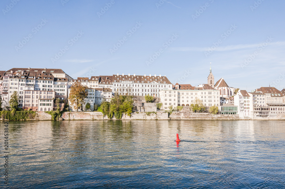 Obraz premium Basel, Stadt, Altstadt, Rhein, Rheinufer, Fluss, Grossbasel, Altstadthäuser, historische Häuser, Martinskirche, Rheinschifffahrt, Rheinbrücke, Frühling, Schweiz