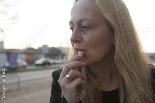 Bild auf Leinwand Mujer de negocios pintandose los labios
