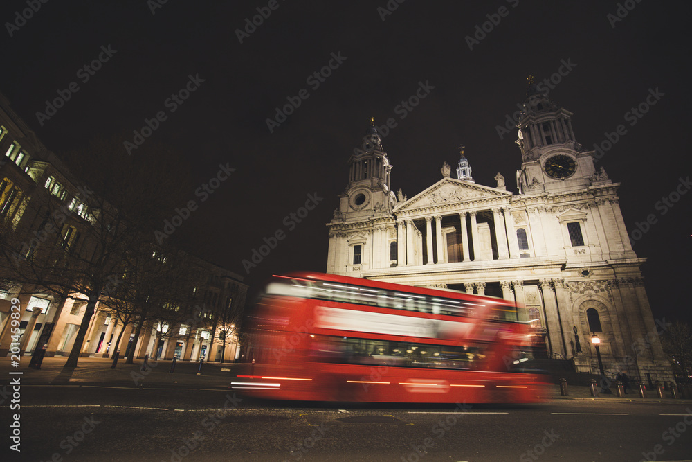 Saint Paul cathedral London bus