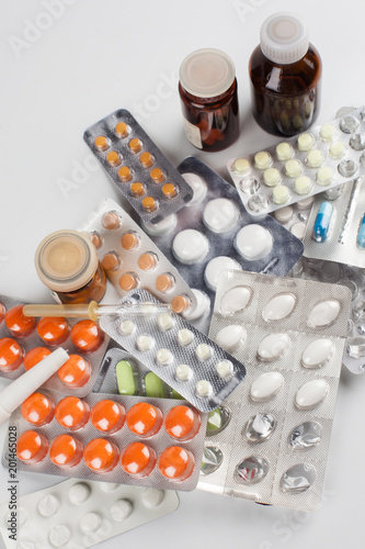 Medicine. A large number of different tablets. Seasonal cold. Treatment. Recipe