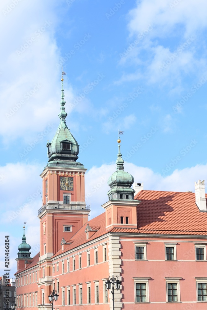 Obraz premium zamek królewski w warszawie w słoneczny dzień