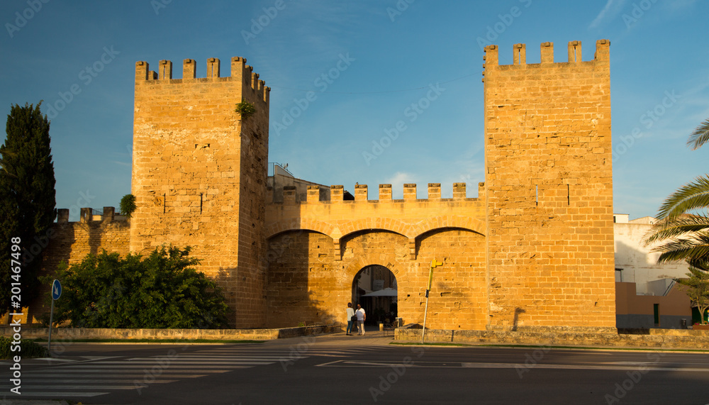 Türme und Tor in der Stadtmauer von Alcudia