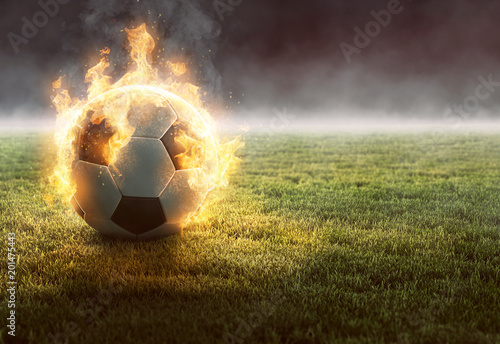 Brennender Fußball auf Rase...