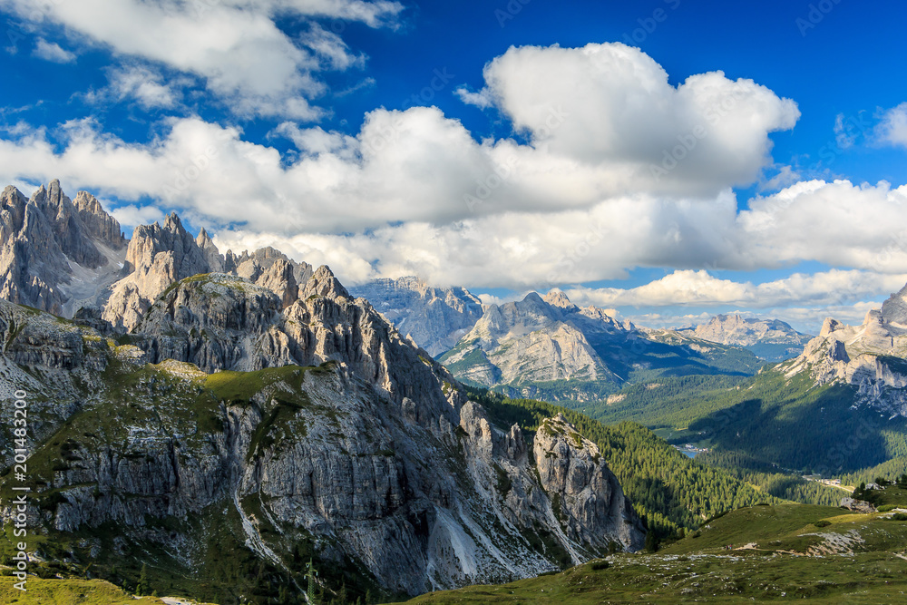 Landschaft um die Drei Zinnen in den Sextner Dolomiten, Südtirol Italien_019