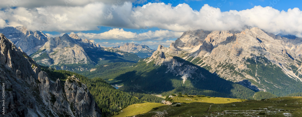 Landschaft um die Drei Zinnen in den Sextner Dolomiten, Südtirol Italien_017