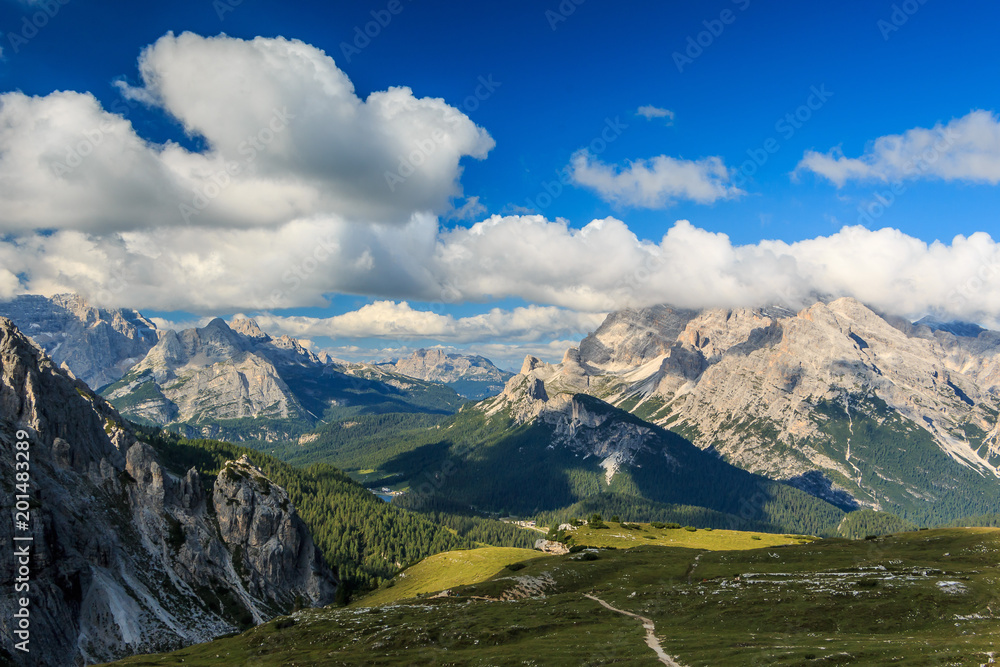 Landschaft um die Drei Zinnen in den Sextner Dolomiten, Südtirol Italien_016