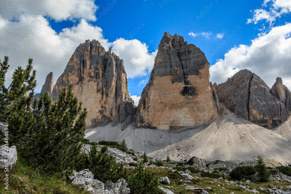 Fototapeta premium Wunderschöner Blick auf die Drei Zinnen in Süd Tirol, Dolomiten, Italien_003