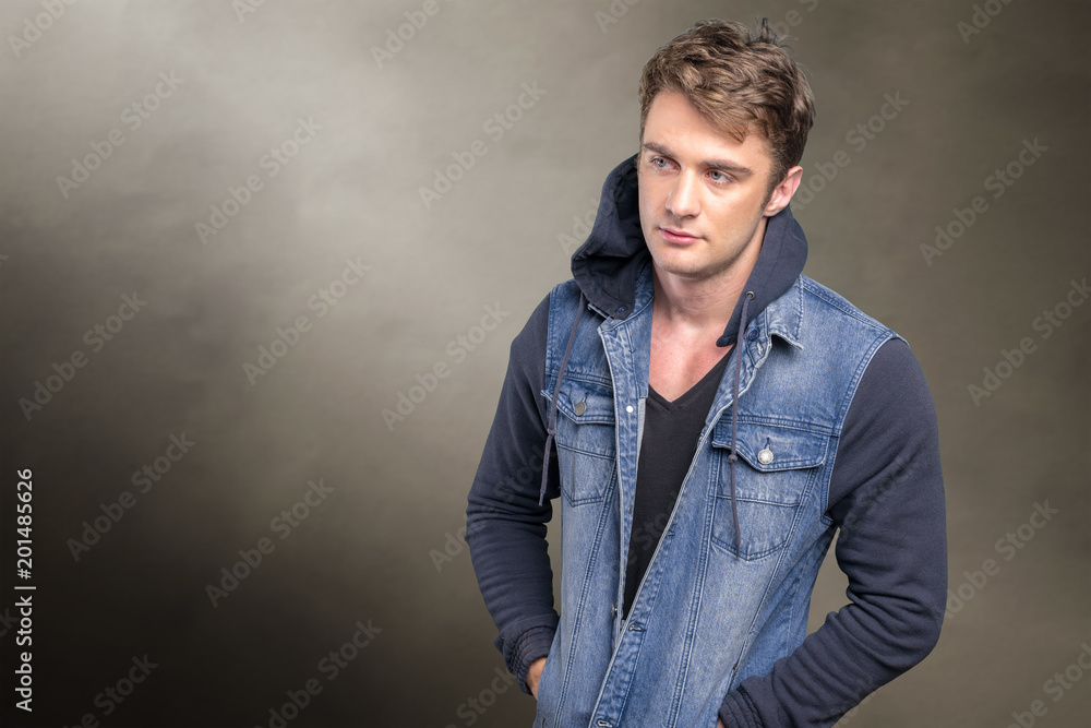 Obraz premium Puzzled thoughtful young man curiously looking at camera