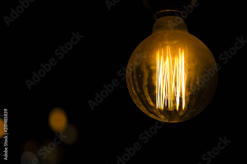 Vintage lampa, oświetlenie, szkalana żarówka o ciekawym kształcie i świetle