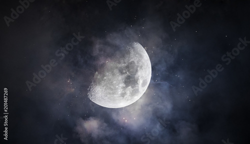 Mysteriöser Mond mit Wolken und Sternen

Mysterious moon with clouds and stars