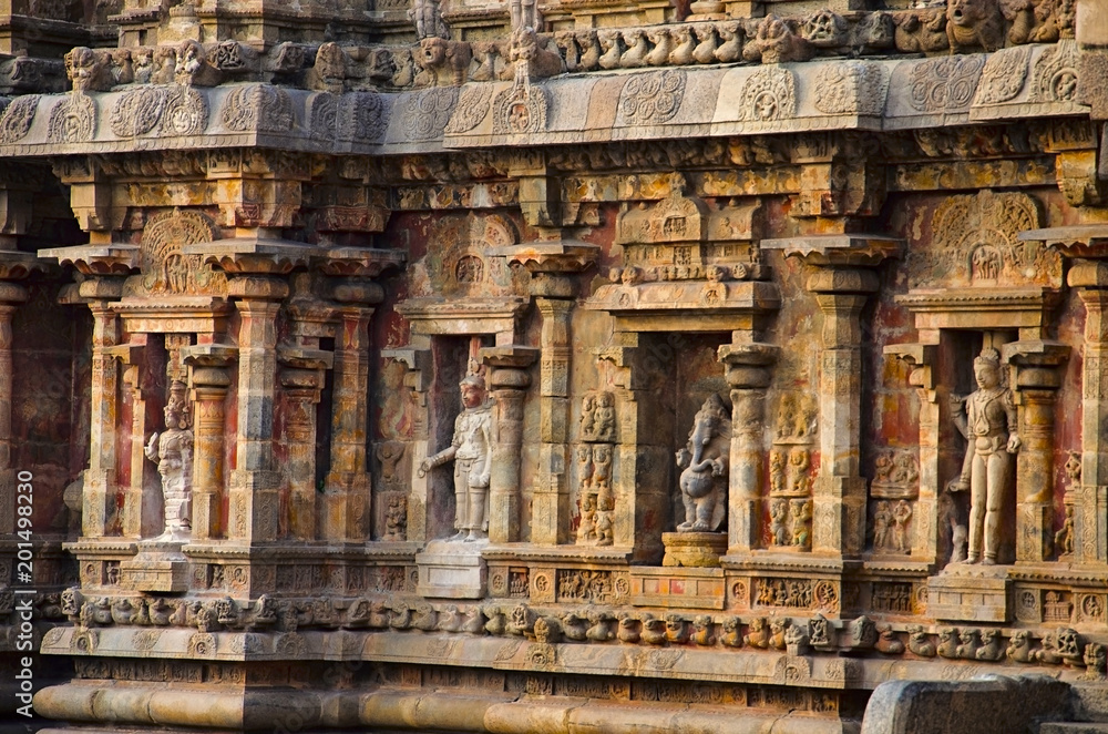 Carved idols on the outer wall of Airavatesvara Temple, Darasuram, near Kumbakonam, Tamil Nadu, India