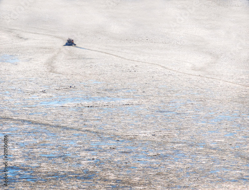 Kleines Schiff im EismeerSmall ship in the frozen sea