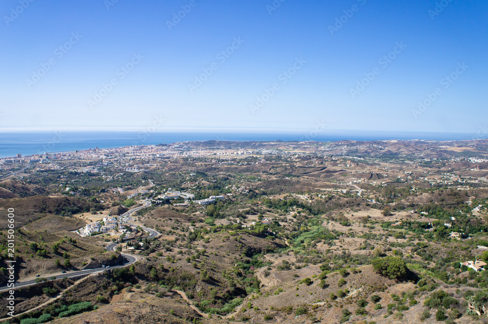 ミハスの展望台から見た町並みとアルボラン海