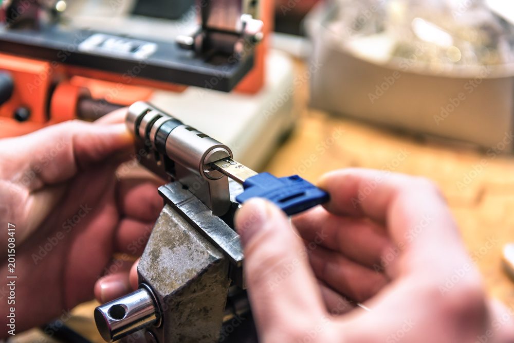 Obraz premium locksmith master repairs door lock cylinder