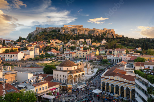 Die Altstadt Plaka und die Akropolis von Athen, Griechenland, bei Sonnenuntergang