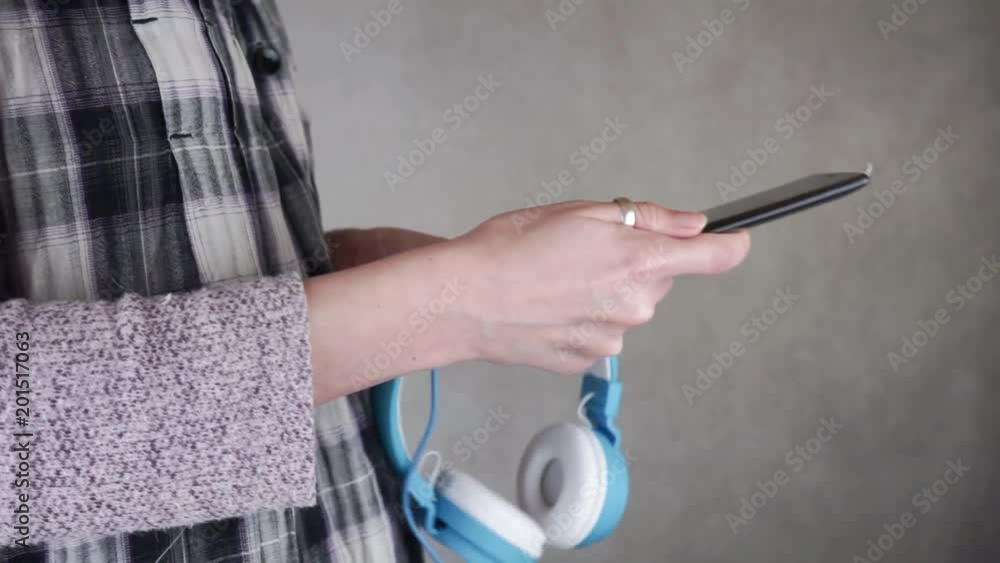 Chica joven usando su teléfono móvil en casa Chica joven usando su teléfono móvil en casa