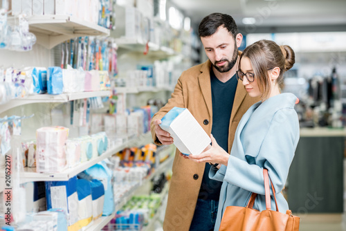 Fotografie Couple in the pharmacy store