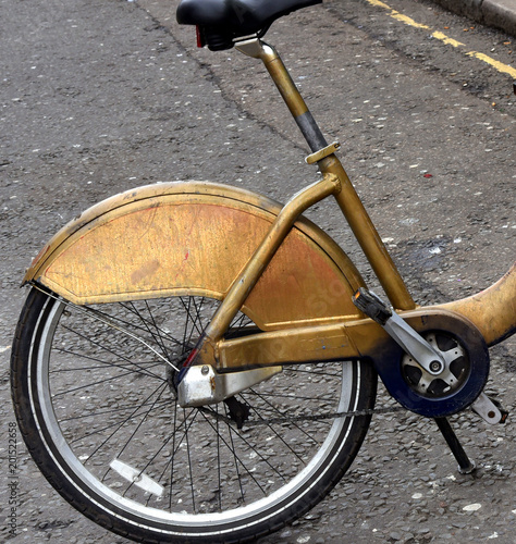 Fahrrad mit goldenem Schutzblech am Hinterrad photo