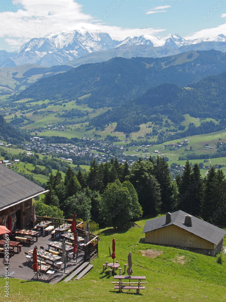 Restaurant de montagne face au Mont-Blanc