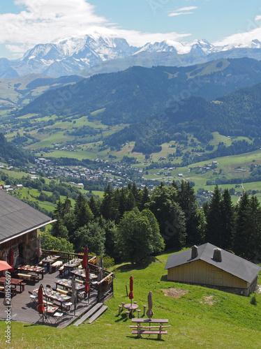 Wallpaper Mural Restaurant de montagne face au Mont-Blanc Torontodigital.ca