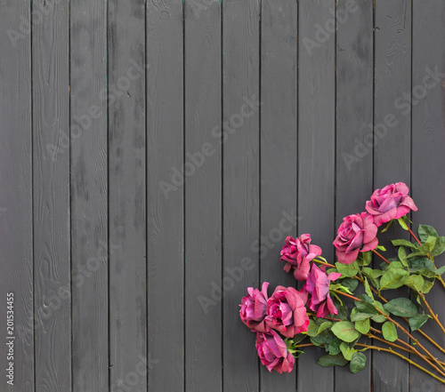 Fototapeta Naklejka Na Ścianę i Meble -  red roses on a black wooden background