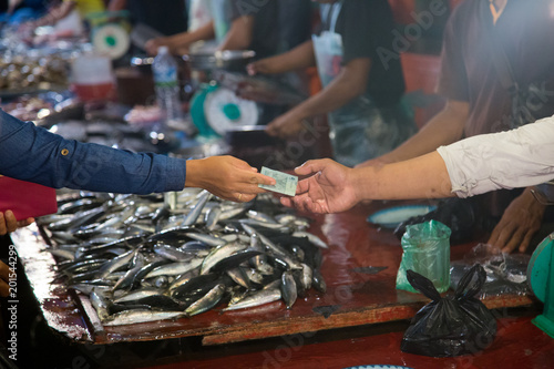 Compravendita al mercato del pesce photo
