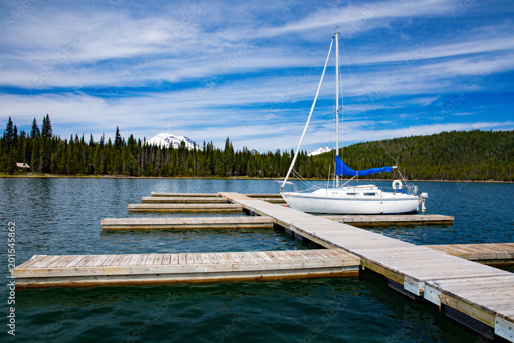 North America, United States, Oregon, Eastern Oregon, Cascade Lakes Highway, Cascade Mountains, Deschutes National Forest, Sisters Mountains. Elk Lake. Sailboats.