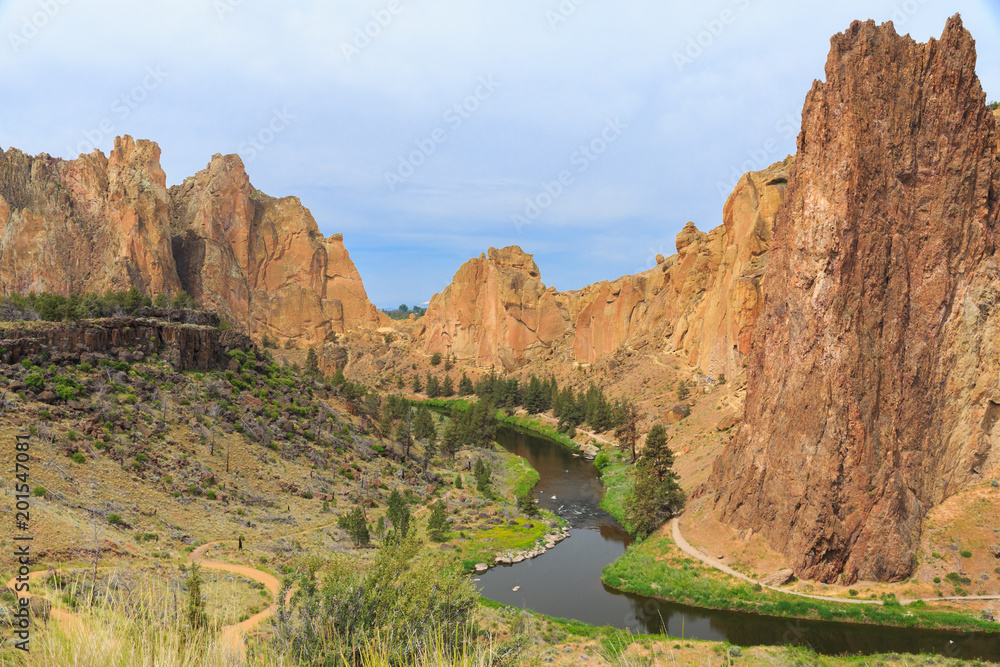 North America, United States, Oregon, Central Oregon,  Redmond, Terrebonne, Oregon. Smith Rock State Park. Crooked River. High Desert. Basalt rocks and cliffs.