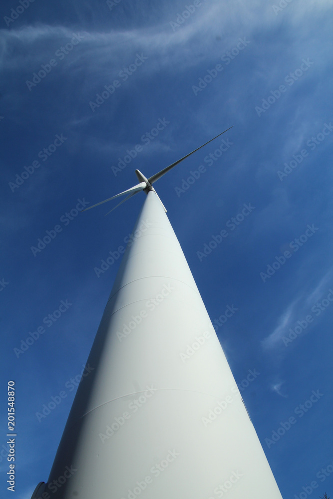éolienne dans le parc éolien des corbières dans l'aude en france éolienne dans le parc éolien des corbières dans l'aude en france