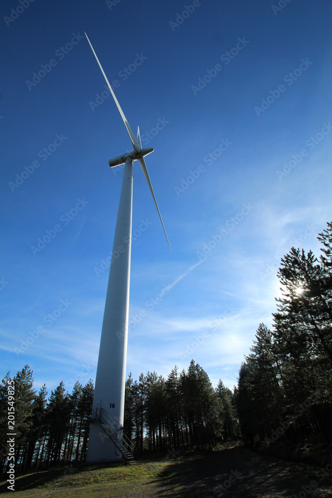 éolienne dans le parc éolien des corbières dans l'aude en france éolienne dans le parc éolien des corbières dans l'aude en france