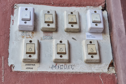 Fotografie Close-up of antique buttons to call the floors of an old house with the names of