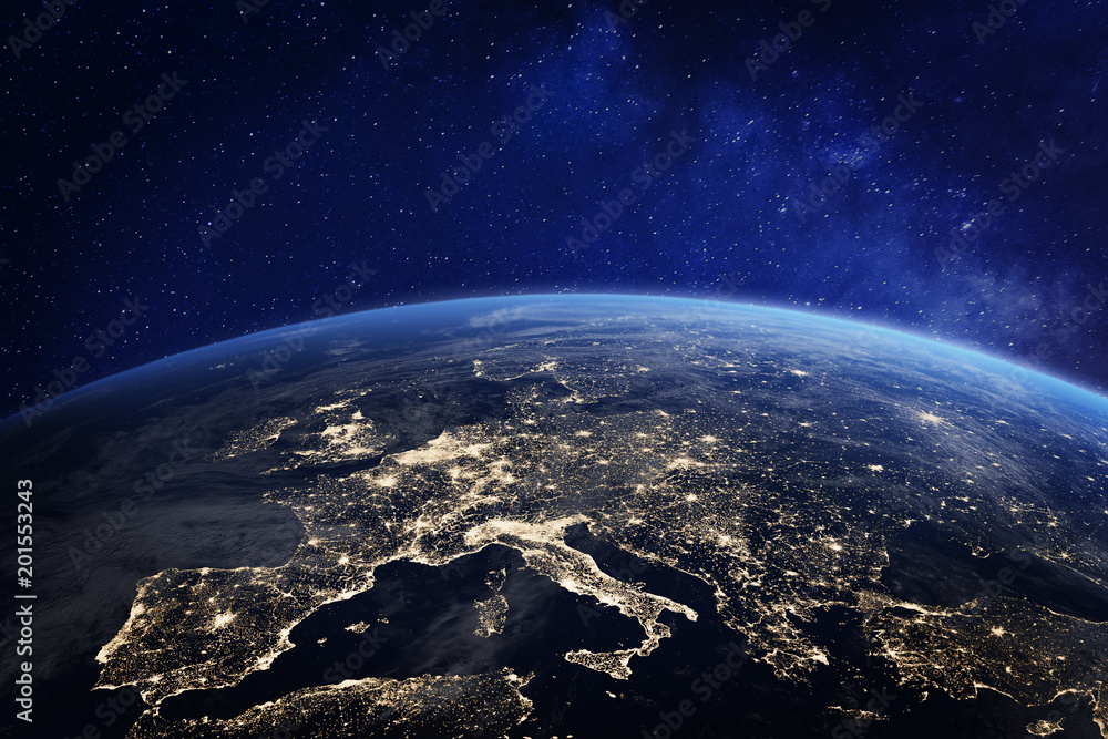 Fototapeta premium Europa nocą z kosmosu, światła miasta, elementy z NASA