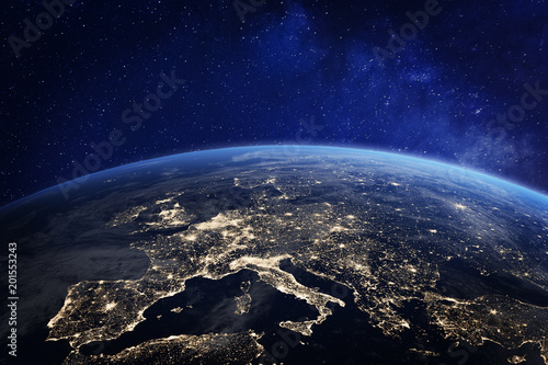 Europa nocą z kosmosu, światła miasta, elementy z NASA