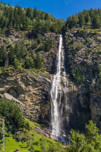 Landschaft in den   sterreichischen Alpen mit dem hohen Fallbach Wasserfall