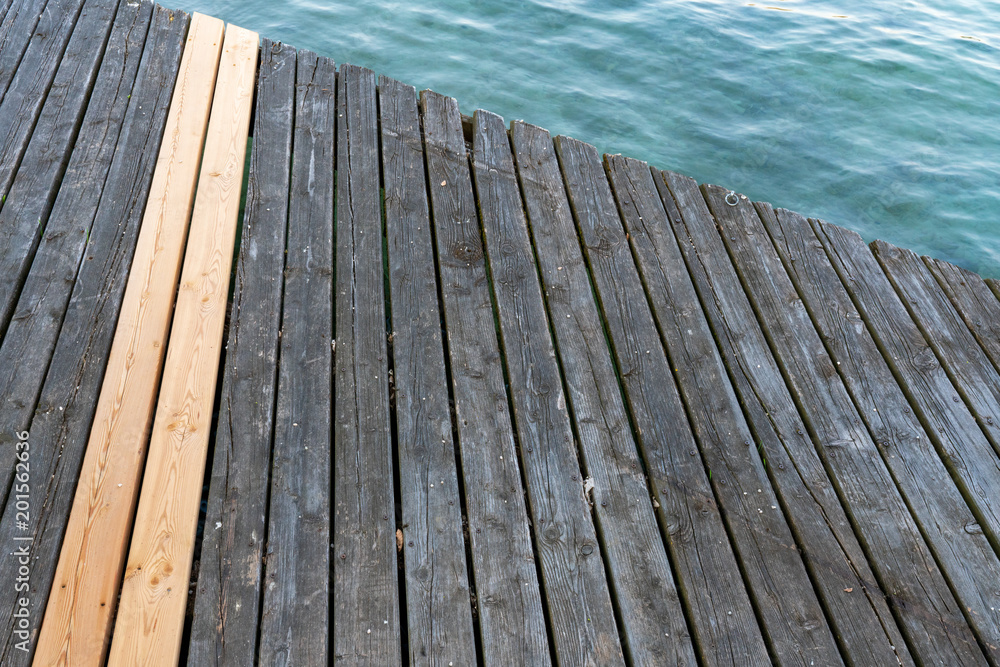 erneuerte Holzplanken am Bootssteg erneuerte Holzplanken am Bootssteg