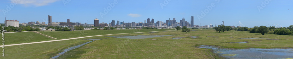 Fototapeta premium Dallas Texas Skyline Panorama beyond Trinity River Park