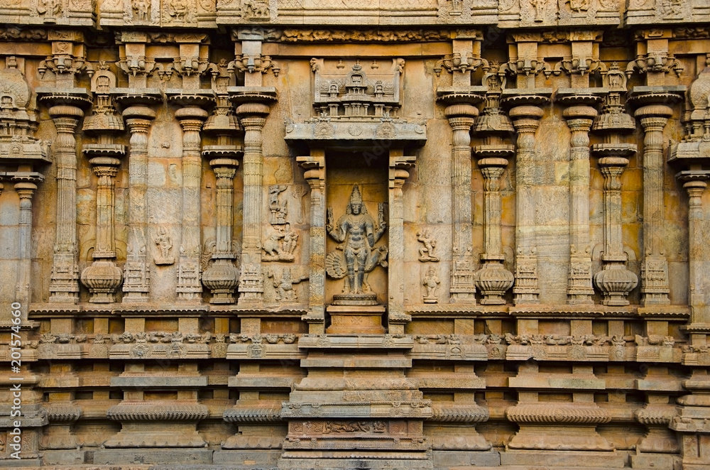 Carved pillars and idols on the outer wall of the Brihadishvara Temple, Thanjavur, Tamil Nadu, India Carved pillars and idols on the outer wall of the Brihadishvara Temple, Thanjavur, Tamil Nadu, India