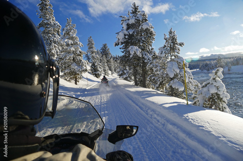 Foto Rider snowmobiling in Yellowstone National Park, Wyoming, United States