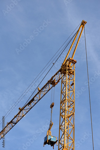 gru nel cantiere edile vista dal basso 