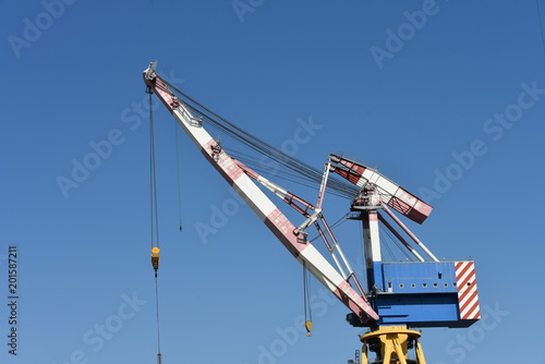 gru nel cantiere navale