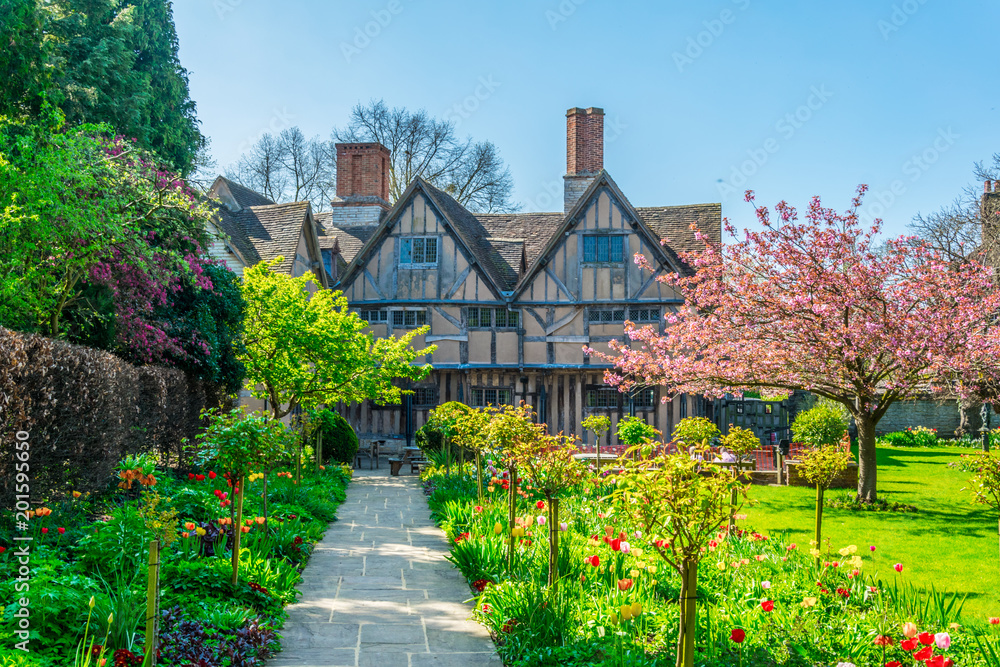 View of the Hall's Croft gardens in Stratford upon Avon, England - obrazy, fototapety, plakaty 