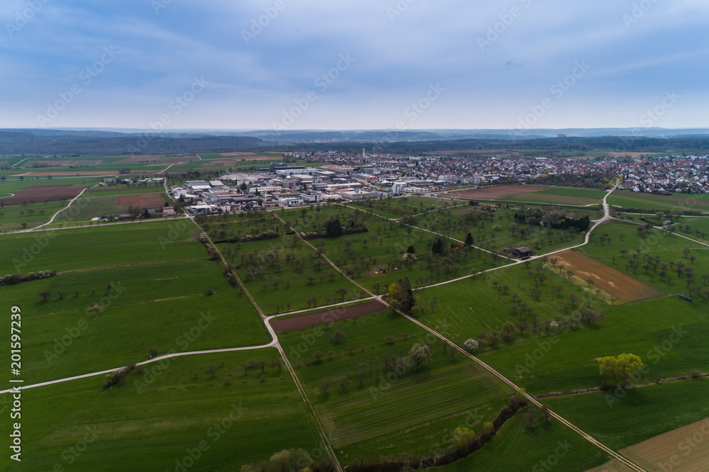 Fototapeta premium Luftbild Wiesen und Felder im Strohgäu