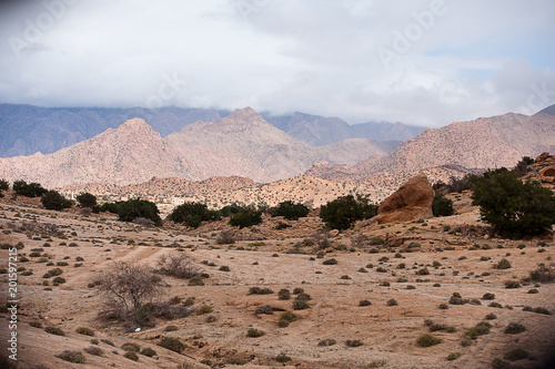 deserto con rocce colorate di azzurro