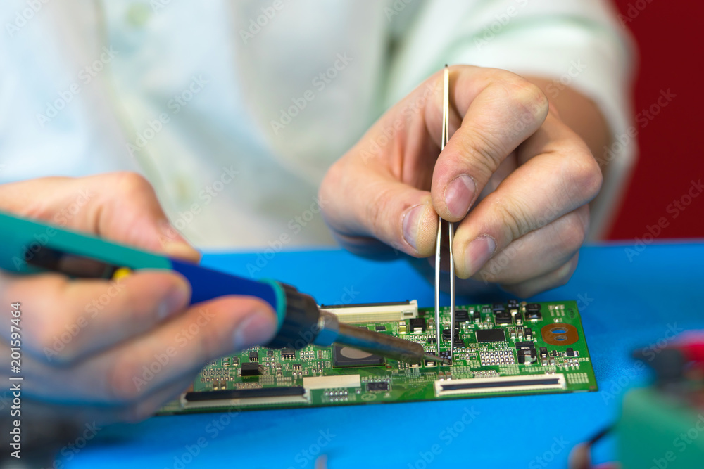 Soldering of electronic smd-components with a soldering iron with ceramic heater and adjustable temperature closeup