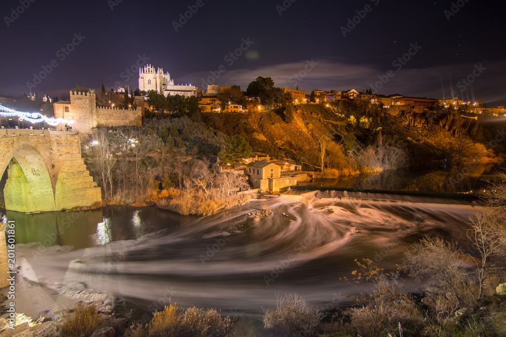 Rio Tajo a su paso por el puente de San Martín, Toledo, Castilla La Mancha, España