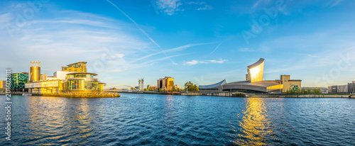 Fotografia Imperial war museum North and the lowry theater in Manchesterduring sunset, Engl