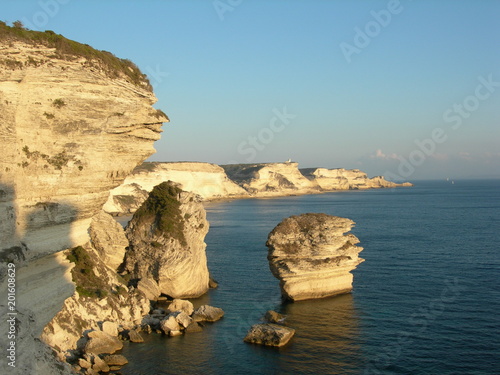 Wybrzeże klifowe w Bonifaccio, Korsyka, Francja
